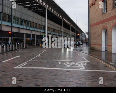 Taxis noirs de Londres devant la gare de St Pancras, Londres Banque D'Images