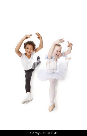 Enfants interraciaux dansant ensemble, isolés sur blanc Banque D'Images