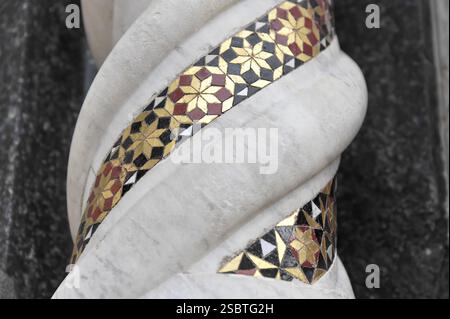 Cathédrale d'Orvieto, Cattedrale di Santa Maria Assunta, façade gothique, Orvieto, Ombrie, Italie, détail d'une statue en marbre avec des motifs géométriques en mosaïque Banque D'Images