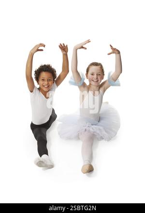Enfants interraciaux dansant ensemble, isolés sur blanc Banque D'Images