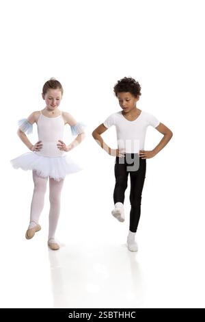 Enfants interraciaux dansant ensemble, isolés sur blanc Banque D'Images