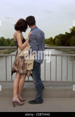 Heureux couple marchant dans une rue et serrant dans ses bras Banque D'Images