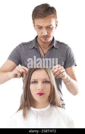 Coiffeur professionnel avec modèle de cheveux longs, isolated on white Banque D'Images
