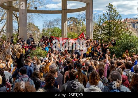 Mobilisation pour la culture. HK et les Saltimbanks : concert de rue organisé par le Carmagnole dans différents lieux. Kiosque Bosc sur l'Esplanade Charles de Gaulle. Montpellier, Occitanie, France Banque D'Images