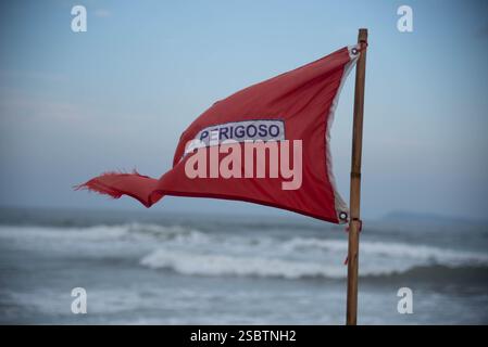 Drapeau indiquant «mer dangereuse» à Praia da Gamboa sur la côte de Santa Catarina dans le sud du Brésil.. Banque D'Images