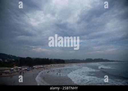 Plage de Gamboa sur la côte de Santa Catarina dans le sud du Brésil.. Banque D'Images