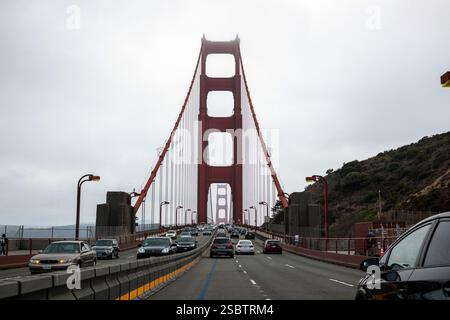 Circulation sur le Golden Gate Bridge par temps couvert et brumeux Banque D'Images