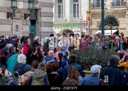 Mobilisation pour la culture. HK et les Saltimbanks : concert de rue organisé par le Carmagnole dans différents lieux. Place de la Comédie. Montpellier, Occitanie, France Banque D'Images