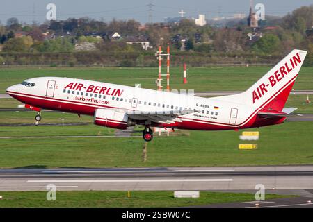 German Air Berlin Boeing 737-700 immatriculé d-ABBV vient de voler à l'aéroport de Dusseldorf Banque D'Images