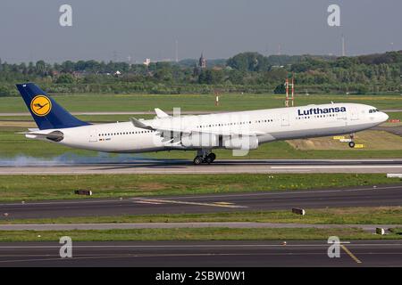 Airbus A340-300 allemand Lufthansa immatriculé d-AIGY à l'aéroport de Dusseldorf Banque D'Images