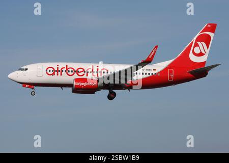 German Air Berlin Boeing 737-700 avec immatriculation d-AHXC en finale pour l'aéroport de Hambourg Banque D'Images