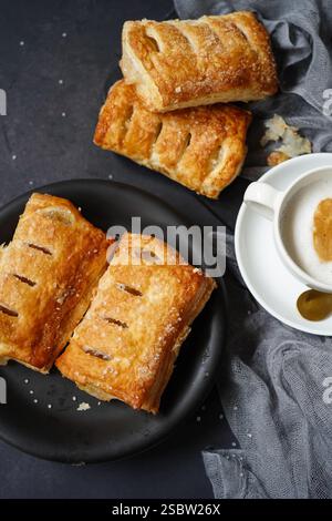 Strudel aux pommes - pâte feuilletée avec garniture aux pommes Banque D'Images