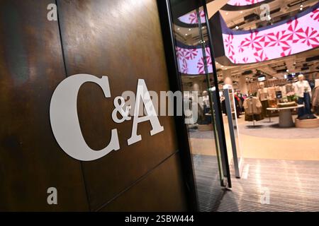 C&A filiale in der Neuhauser Strasse / Fussgaengerzone in Muenchen, logo,Initialen, Firmenembllem,Firmenlogo, *** C Une succursale dans la zone piétonne Neuhauser Strasse à Munich, logo, initiales, emblème de la société, logo de la société, Banque D'Images