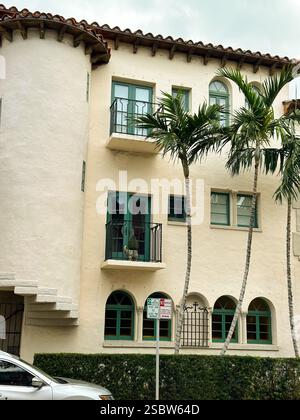 Bâtiment de style méditerranéen avec volets verts sur Worth Avenue, Palm Beach, Floride Banque D'Images