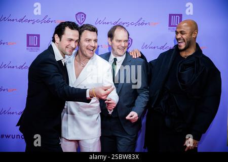 Berlin, Allemagne. 04th Feb, 2025. Malick Bauer (R-l), acteur, Godehard Giese, acteur, Friedrich Mücke, acteur, et Samuel Schneider, acteur, viennent au Zoo Palast pour la première du film 'Wunderschöner'. Crédit : Christoph Soeder/dpa/Alamy Live News Banque D'Images