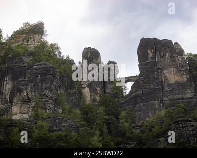 Pont Bastei vu de l'Elbe. Bâtiment entre les grès de la Suisse saxonne. Attraction touristique en Saxe. Banque D'Images