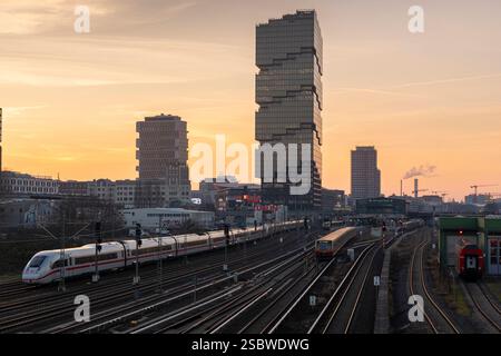 Der 142 mètres hohe Edge East Side Tower am Bahnhof Warschauer Straße à Berlin-Friedrichshain. Davor rechts der S-Bahnhof Warschauer Straße. *** La tour Edge East Side de 142 mètres de haut à la station Warschauer Strasse à Berlin Friedrichshain en face de celle-ci sur la droite est la station Warschauer Strasse S-Bahn Banque D'Images