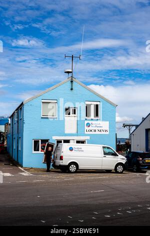 un bâtiment de deux étages avec un extérieur bleu clair et une garniture blanche. Le bâtiment dispose de plusieurs fenêtres sur les deux étages et une porte centrale sur le premier Banque D'Images