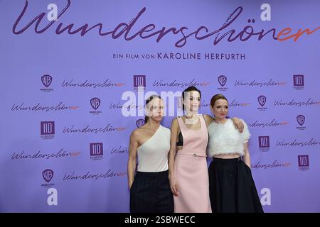 WELTPREMIERE VON WUNDERSCHÖNER von Weltpürtemiere Anneke Kim Sarnau, Emilia Schuele, Karoline Herfurt Ankunft zur WELTPREMIERE VON WUNDERSCHÖNER, ein film von Karoline Herfurthn Berlin, AM 04.02.2025 *** PREMIÈRE MONDIALE DE WUNDERSCHÖNER Anneke Kim Sarnau, Emilia Schuele, Karoline Herfurt arrivée à la PREMIÈRE MONDIALE DE WUNDERSCHÖNER, un film de Karoline Herfurthn Berlin, le 04 02 2025 Photopress Mueller Banque D'Images