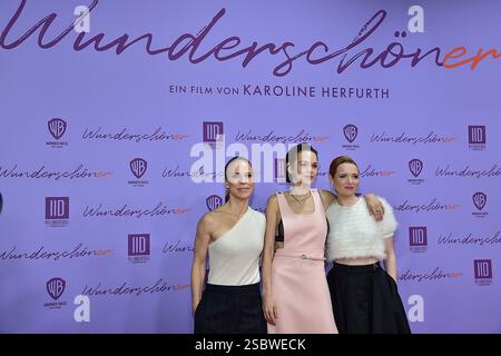WELTPREMIERE VON WUNDERSCHÖNER von Weltpürtemiere Anneke Kim Sarnau, Emilia Schuele, Karoline Herfurt Ankunft zur WELTPREMIERE VON WUNDERSCHÖNER, ein film von Karoline Herfurthn Berlin, AM 04.02.2025 *** PREMIÈRE MONDIALE DE WUNDERSCHÖNER Anneke Kim Sarnau, Emilia Schuele, Karoline Herfurt arrivée à la PREMIÈRE MONDIALE DE WUNDERSCHÖNER, un film de Karoline Herfurthn Berlin, le 04 02 2025 Photopress Mueller Banque D'Images