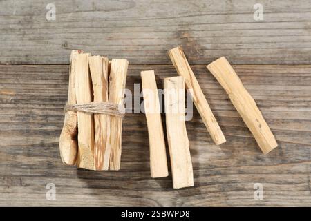 Palo santo colle sur une table en bois, plat Banque D'Images