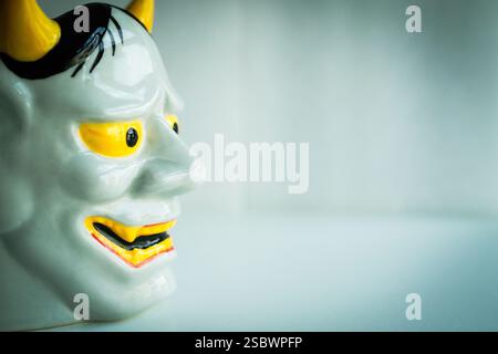 Masque Hannya en céramique, masque traditionnel japonais d'un démon féminin Banque D'Images