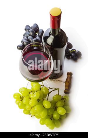 Verre de vin rouge avec bouteille et raisins sur un fond blanc Banque D'Images