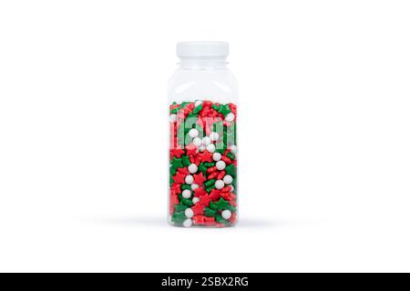 Récipient en plastique transparent rempli de perles de sucre de couleur Noël : saupoudres décoratives rouges, vertes et blanches pour la cuisson des fêtes Banque D'Images