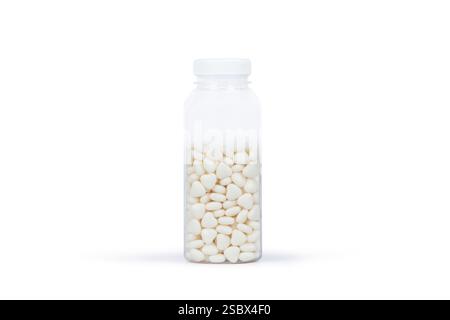 Récipient en plastique transparent avec des pilules de bonbons ovales blanches : bouteille de stockage transparente remplie de confiserie décorative au sucre pour la cuisson Banque D'Images