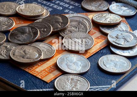 Nature morte de pièces de .25 $ sur un livre de stockage trifold de collectionneurs, 2025, États-Unis Banque D'Images