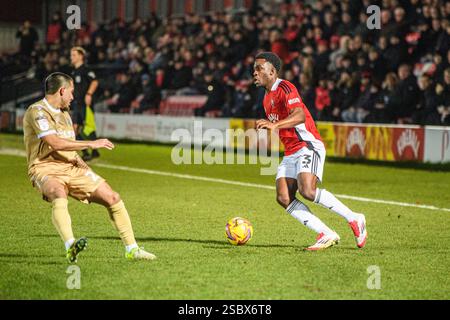 Kevin Berkoe du Salford City FC tente de dépasser Jude Arthurs du Bromley FC lors du match de Sky Bet League 2 entre Salford City et Bromley au Peninsula Stadium de Salford le mardi 4 février 2025. (Photo : Ian Charles | mi News) crédit : MI News & Sport /Alamy Live News Banque D'Images