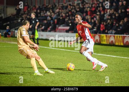 Kevin Berkoe du Salford City FC tente de dépasser Jude Arthurs du Bromley FC lors du match de Sky Bet League 2 entre Salford City et Bromley au Peninsula Stadium de Salford le mardi 4 février 2025. (Photo : Ian Charles | mi News) crédit : MI News & Sport /Alamy Live News Banque D'Images