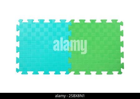 Coin du tapis d'exercice en mousse imbriquée rose et turquoise : détail en gros plan des carreaux de sol de sécurité connectés avec motif texturé Banque D'Images