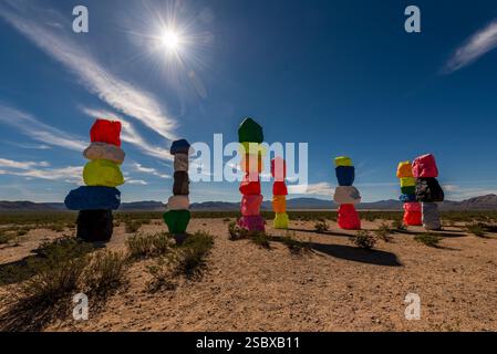 Formation rocheuse colorée sous un soleil brillant dans un paysage de désert Banque D'Images