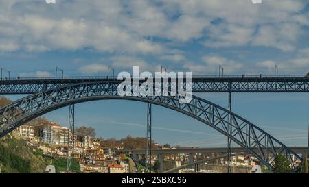 Vue panoramique de Porto avec le pont Dom Luis I à Porto, Portuga Banque D'Images