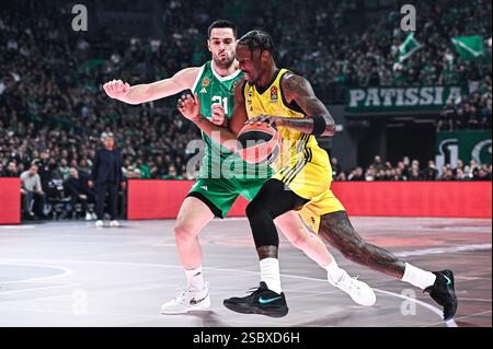 Athènes, Grèce. 04th Feb, 2025. 11 Nigel Hayes-Davis de Fenerbahce Beko concourt avec 21 Ioannis Papapetrou de Panathinaikos AKTOR Athens lors de l'Euroleague, Round 25 match entre Panathinaikos AKTOR Athens et Fenerbahce Beko à l'OAKA Altion Arena le 4 février 2025, à Athènes, Grèce. Crédit : Agence photo indépendante/Alamy Live News Banque D'Images