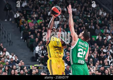 Athènes, Grèce. 04th Feb, 2025. 11 Nigel Hayes-Davis de Fenerbahce Beko concourt avec 21 Ioannis Papapetrou de Panathinaikos AKTOR Athens lors de l'Euroleague, Round 25 match entre Panathinaikos AKTOR Athens et Fenerbahce Beko à l'OAKA Altion Arena le 4 février 2025, à Athènes, Grèce. Crédit : Agence photo indépendante/Alamy Live News Banque D'Images