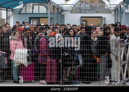 Santorin, Grèce. 4 février 2025. Les gens attendent de quitter Santorin après que des tremblements de terre ont secoué l'île, à Santorin, en Grèce, le 4 février 2025. Des milliers de résidents locaux, de travailleurs migrants et de touristes ont évacué l’île au cours des deux derniers jours. Les vols et les ferries étaient complets, ce qui a incité les compagnies aériennes et les compagnies de ferry à ajouter des services supplémentaires pour accueillir les voyageurs. Crédit : Marios Lolos/Xinhua/Alamy Live News Banque D'Images