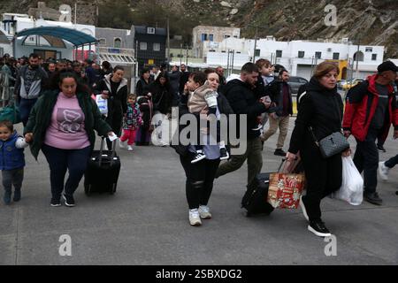 Santorin, Grèce. 4 février 2025. Les gens marchent pour monter à bord d'un ferry pour quitter Santorin après les tremblements de terre qui ont secoué l'île, à Santorin, en Grèce, le 4 février 2025. Des milliers de résidents locaux, de travailleurs migrants et de touristes ont évacué l’île au cours des deux derniers jours. Les vols et les ferries étaient complets, ce qui a incité les compagnies aériennes et les compagnies de ferry à ajouter des services supplémentaires pour accueillir les voyageurs. Crédit : Marios Lolos/Xinhua/Alamy Live News Banque D'Images