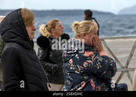 Santorin, Grèce. 4 février 2025. Les gens attendent de quitter Santorin après que des tremblements de terre ont secoué l'île, à Santorin, en Grèce, le 4 février 2025. Des milliers de résidents locaux, de travailleurs migrants et de touristes ont évacué l’île au cours des deux derniers jours. Les vols et les ferries étaient complets, ce qui a incité les compagnies aériennes et les compagnies de ferry à ajouter des services supplémentaires pour accueillir les voyageurs. Crédit : Marios Lolos/Xinhua/Alamy Live News Banque D'Images