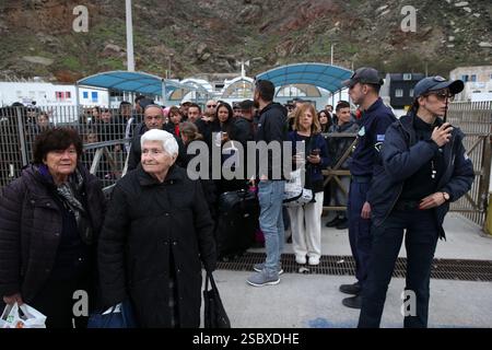 Santorin, Grèce. 4 février 2025. Les gens attendent de quitter Santorin après que des tremblements de terre ont secoué l'île, à Santorin, en Grèce, le 4 février 2025. Des milliers de résidents locaux, de travailleurs migrants et de touristes ont évacué l’île au cours des deux derniers jours. Les vols et les ferries étaient complets, ce qui a incité les compagnies aériennes et les compagnies de ferry à ajouter des services supplémentaires pour accueillir les voyageurs. Crédit : Marios Lolos/Xinhua/Alamy Live News Banque D'Images