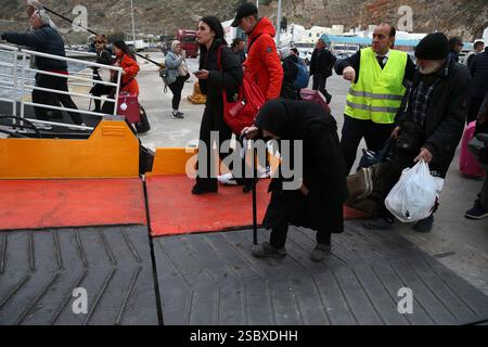 Santorin, Grèce. 4 février 2025. Les gens montent à bord d'un ferry pour quitter Santorin après que des tremblements de terre ont secoué l'île, à Santorin, en Grèce, le 4 février 2025. Des milliers de résidents locaux, de travailleurs migrants et de touristes ont évacué l’île au cours des deux derniers jours. Les vols et les ferries étaient complets, ce qui a incité les compagnies aériennes et les compagnies de ferry à ajouter des services supplémentaires pour accueillir les voyageurs. Crédit : Marios Lolos/Xinhua/Alamy Live News Banque D'Images