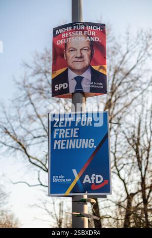 Berlin, Allemagne. 4 février 2025. Campagne électorale pour les prochaines élections législatives fédérales allemandes (Bundestagswahlen). Des affiches pour le parti du chancelier Olaf Scholz, le SPD (sociaux-démocrates), et le parti d'opposition d'extrême droite, AFD (Alternative für Deutschland), sont affichées côte à côte. Banque D'Images