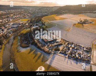 Vue aérienne hivernale d'une rivière et des champs voisins avec paysage enneigé au coucher du soleil, Nagold, Forêt Noire, Allemagne, Europe Banque D'Images