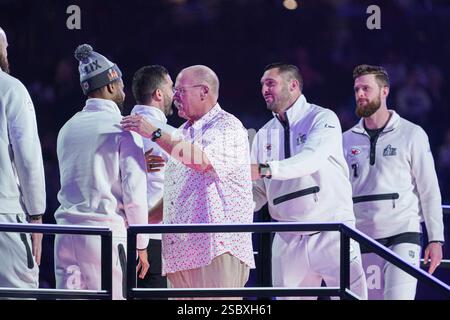 L'entraîneur-chef des Chiefs Andy Reid embrasse les joueurs des Eagles lors de la cérémonie d'ouverture du Super Bowl LIX (59) au Caesars Superdome à la Nouvelle-Orléans, Louisiane crédit : Marty Jean-Louis/Alamy Live News Banque D'Images