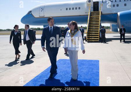 Le secrétaire Marco Rubio est accueilli par la ministre salvadorienne des Affaires étrangères Alexandra Hill Tinoco à son arrivée à l'aéroport international de San Salvador, El Salvador, le 3 février 2025. À l'extrême droite se trouvent l'ambassadeur américain William Duncan (au centre) et l'ambassadeur aux États-Unis Milena Mayorga. (Photo officielle du Département d'État par Freddie Everett) Banque D'Images