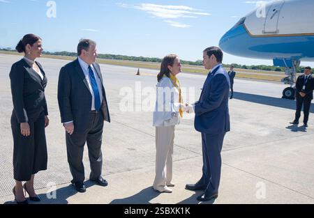 Le secrétaire Marco Rubio est accueilli par la ministre salvadorienne des Affaires étrangères Alexandra Hill Tinoco (à gauche), l'ambassadeur américain William Duncan (au centre) et l'ambassadeur aux États-Unis Milena Mayorga, à son arrivée à l'aéroport international du Salvador à San Salvador, El Salvador, le 3 février 2025. (Photo officielle du Département d'État par Freddie Everett) Banque D'Images