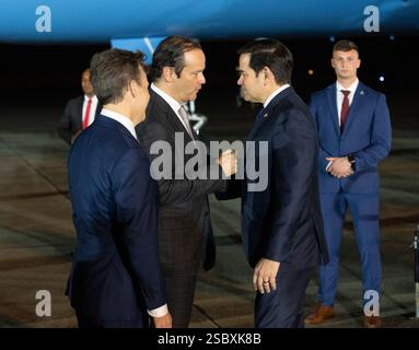 Le secrétaire Marco Rubio est accueilli par le ministre panaméen des Affaires étrangères Javier Marnez-Acha Vásquez (au centre) et l'ambassade des États-Unis chargé d'Affaires au Panama John Barrett à son arrivée à Panama City, Panama, le 1er février 2025. (Photo officielle du Département d'État par Freddie Everett) Banque D'Images