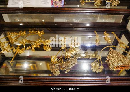 Épingles à cheveux cloutées de diamant et ornements de morceau de cheveux en or sur l'affichage au Pinang Peranakan Mansion and Museum, George Town, Penang, Malaisie Banque D'Images