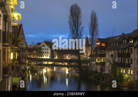 Vue nocturne du pont historique Henkersteg sur la Pegnittz, Nuremberg, moyenne Franconie, Bavière, Allemagne, Europe Banque D'Images